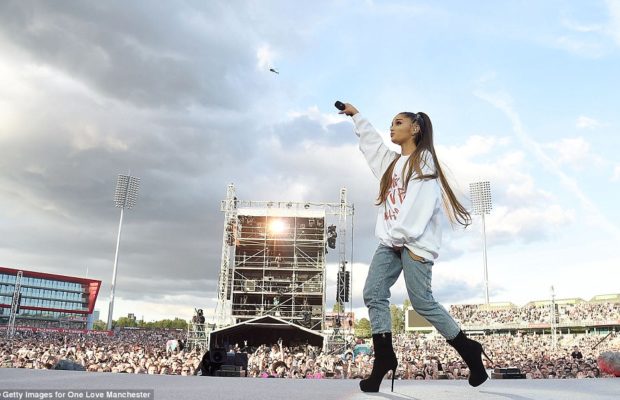 Ariana Grande donne un concert géant à Manchester deux semaines après l’attentat