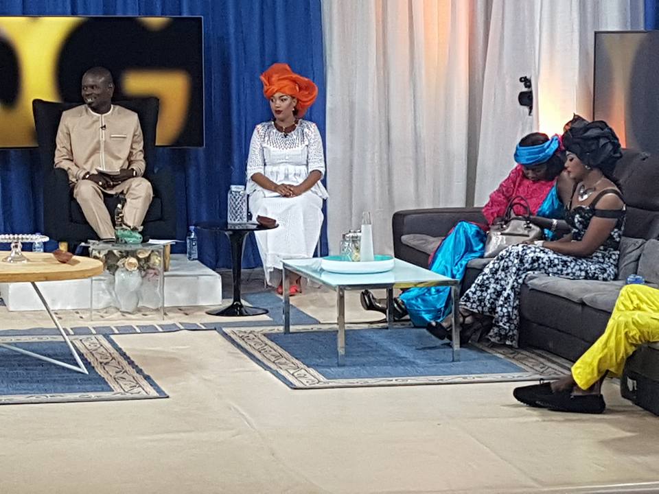 QG, Mery Beye, madame Diouf brille et attire l'attention de Thérese Faye sur l'utilisation des Cases de tout petit durant les vacances sur le Plateau de QG.