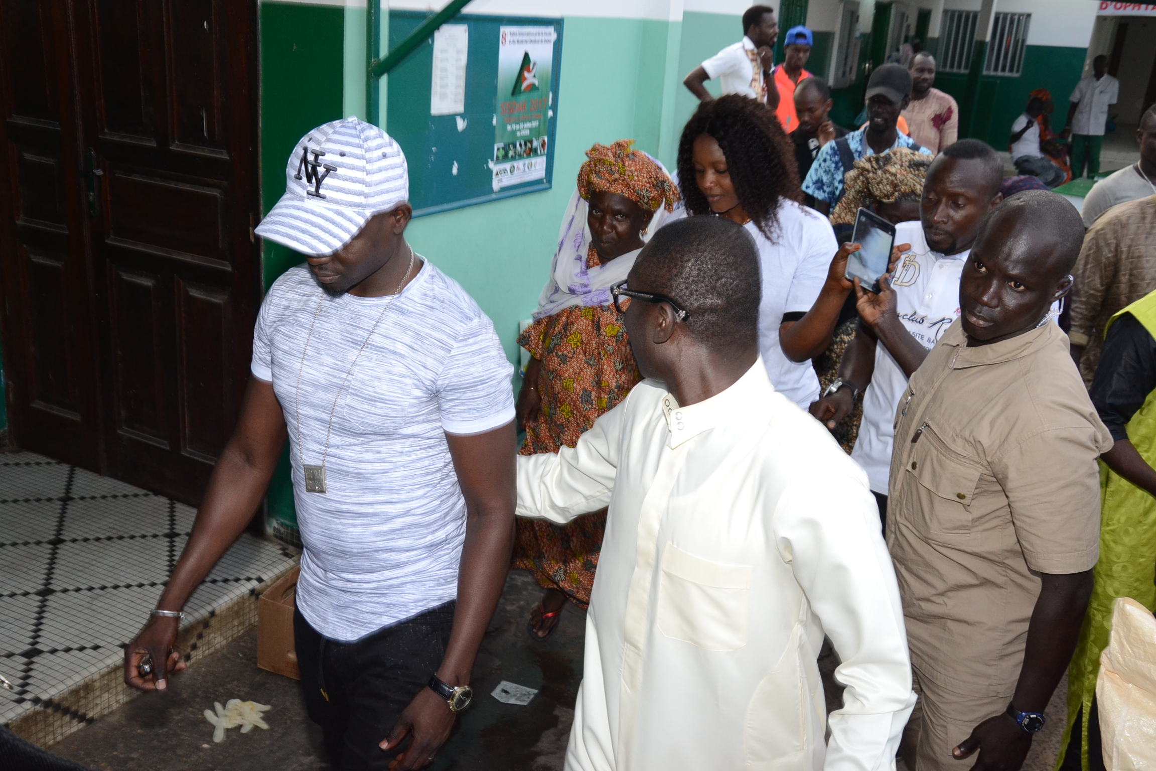 Oeuvre social: Le fans club nationale de Pape Diouf au chevet des malades de l'hopital Philipe Maguilen Senghor de Yoff.