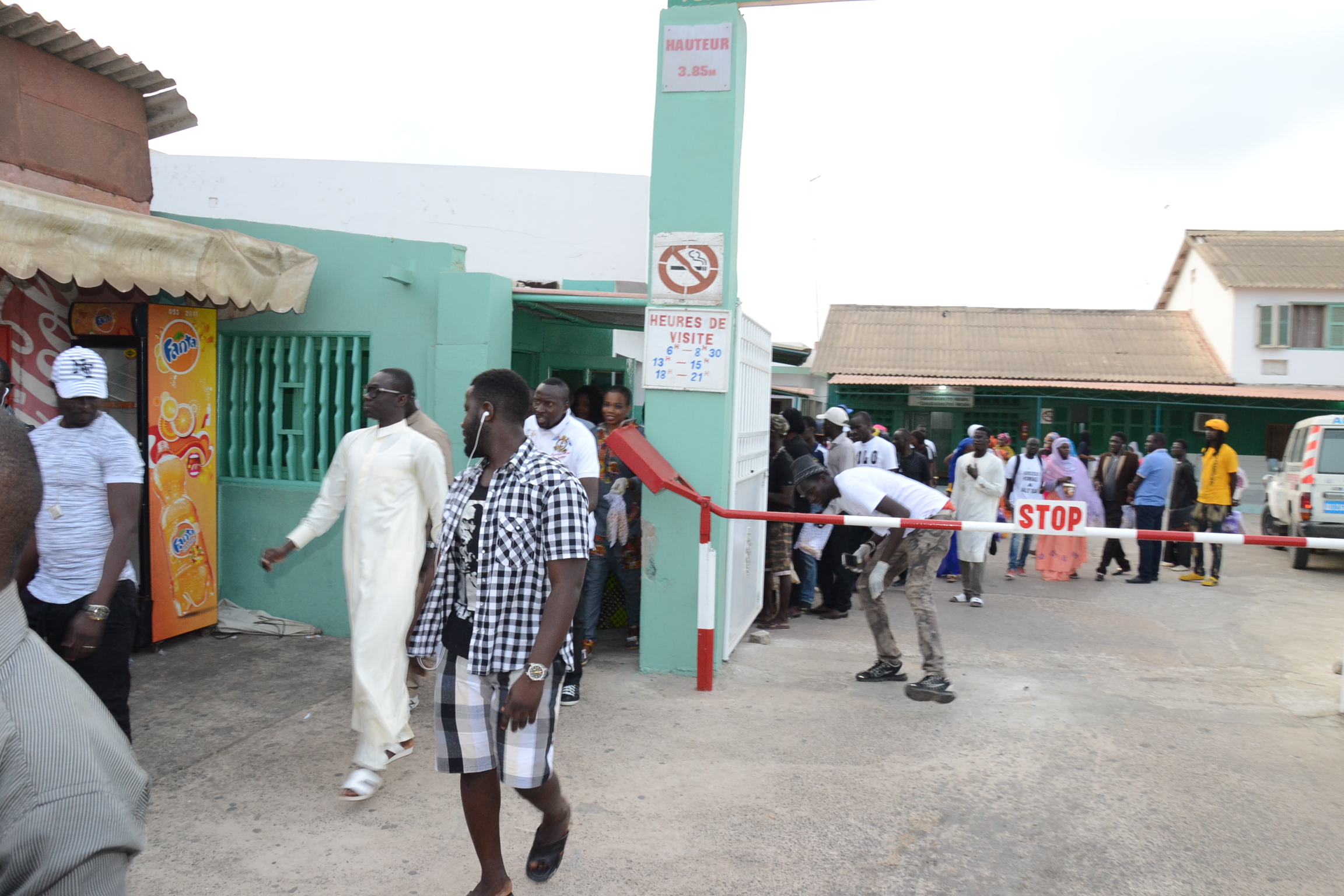 Oeuvre social: Le fans club nationale de Pape Diouf au chevet des malades de l'hopital Philipe Maguilen Senghor de Yoff.