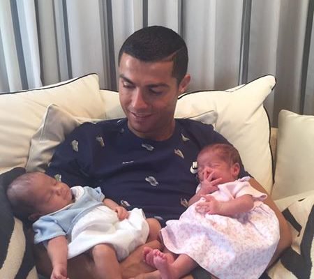 Arrêt sur image: Cristiano Ronaldo s’affiche enfin avec ses jumeaux