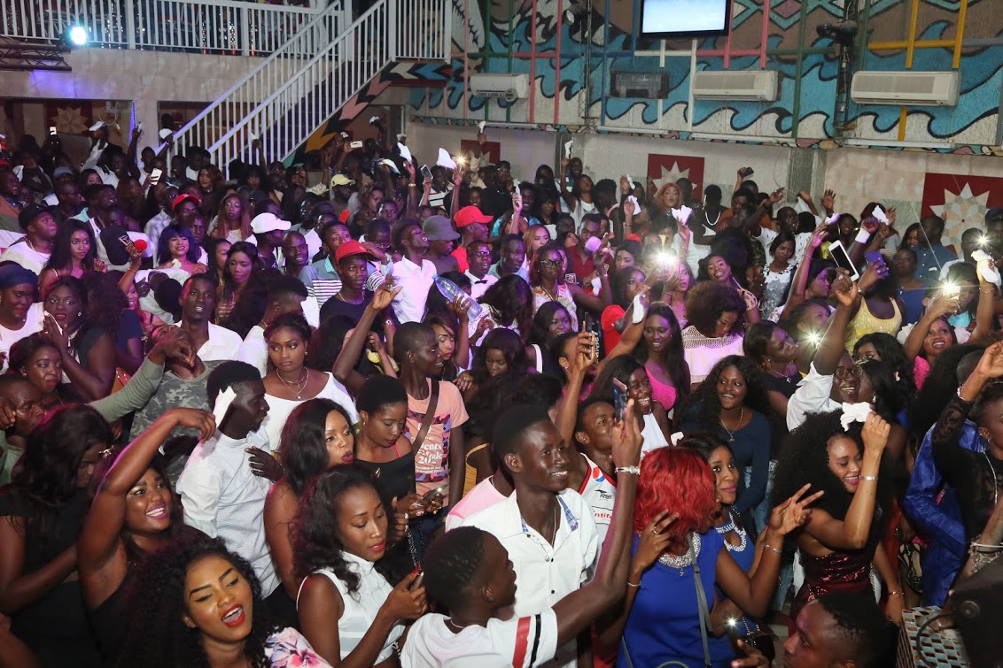 En images, Wally Seck chauffe ses fans au Penc Mi.