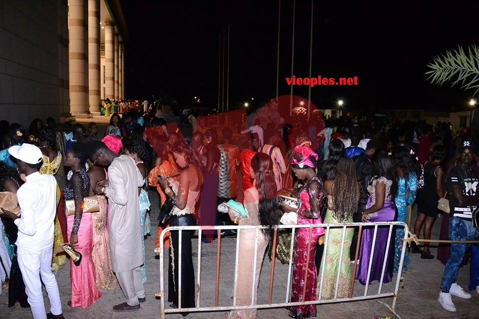 Premiers images: Momo Dieng draine du monde pour sa première sortie au grand theatre.