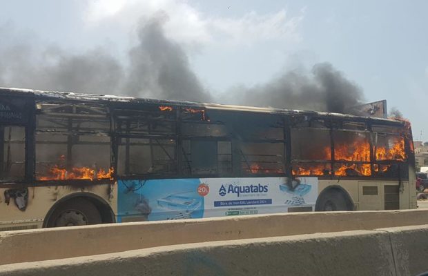 URGENT : Un bus DDD prend feu à la Patte d’Oie