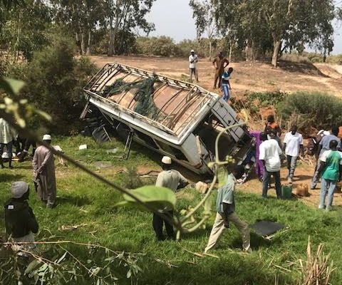 DERNIÈRE MINUTE – SÉBIKOTANE : Un bus heurte trois véhicules, cause un mort et trois blessés dans un état critique