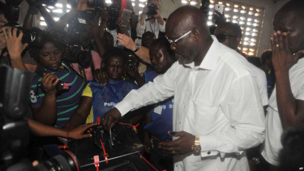 Weah accentue son avance mais un second tour probable au Liberia