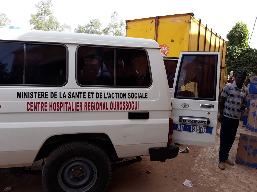 Harouna Dia    vient de remettre  10 climatiseurs de 2 chevaux à l'hôpital de Ourossogui