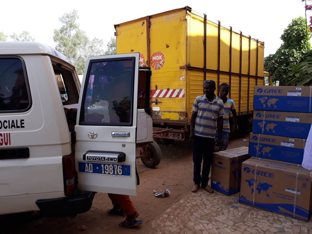 Harouna Dia    vient de remettre  10 climatiseurs de 2 chevaux à l'hôpital de Ourossogui