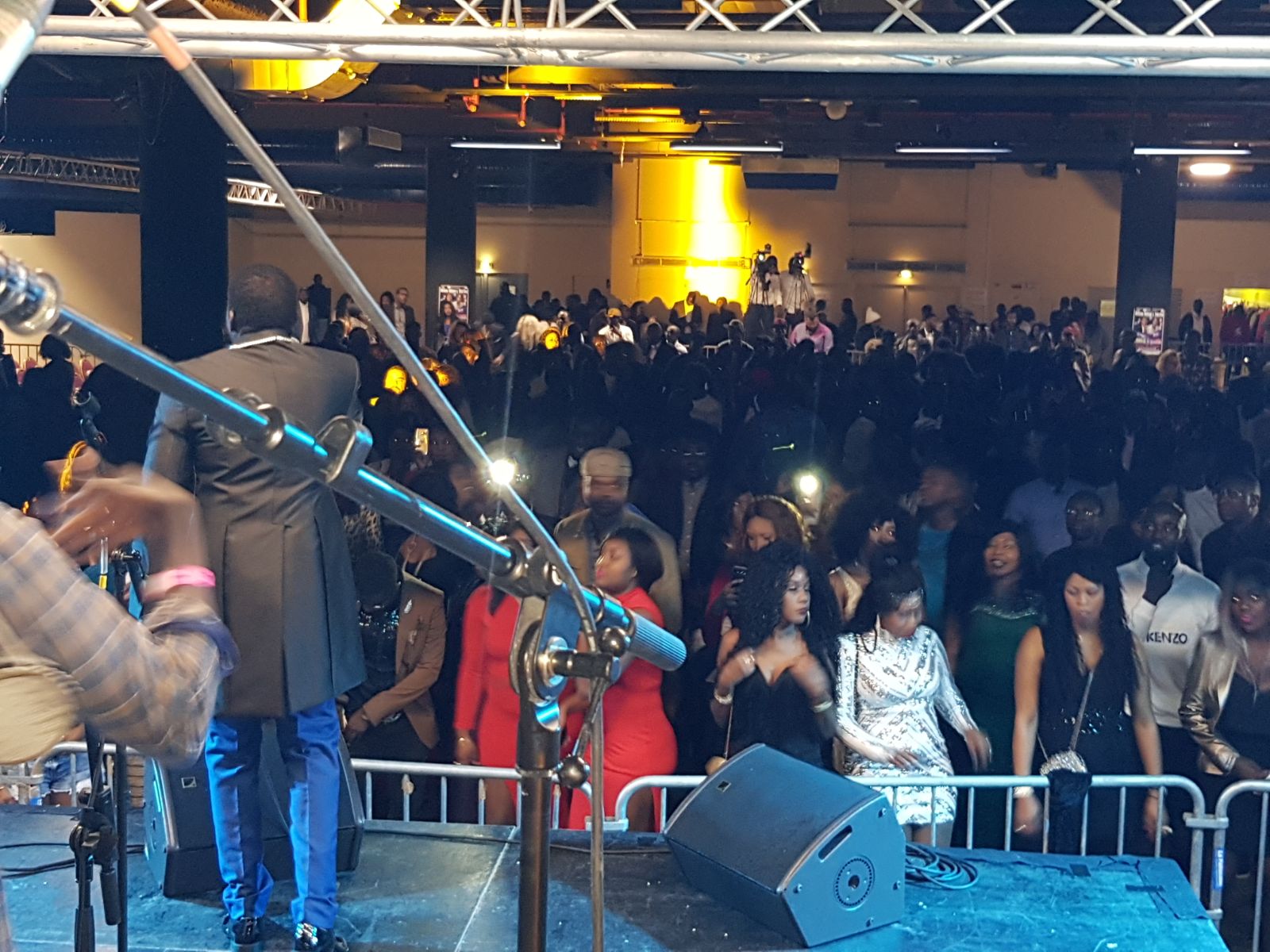 Fin d’année, Sidy diop et Assane Ndiaye  explosent le Palais des Congrès de Montreuil avec Rakhou Prod à Paris.