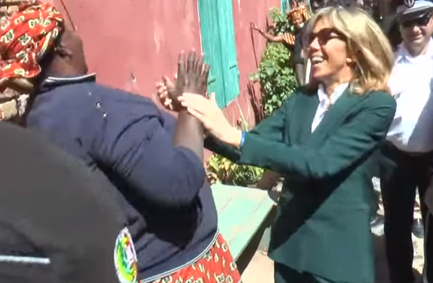 Vidéo: Les pas de danse de Brigitte Macron à l’Île de Gorée. Regardez