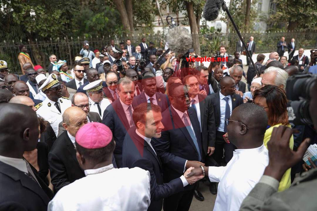 Macky Sall et Emmanuel Macron prennent un bain de foule à Saint-Louis (Photos)