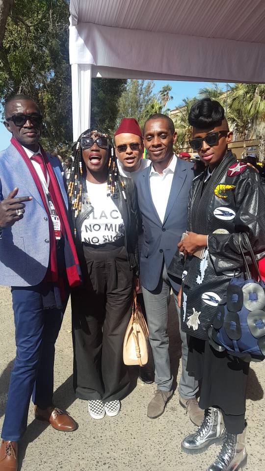 Le journaliste Johnson Mbengue pose avec Adama Paris, Claudy Siar et Selly Raby Kane...