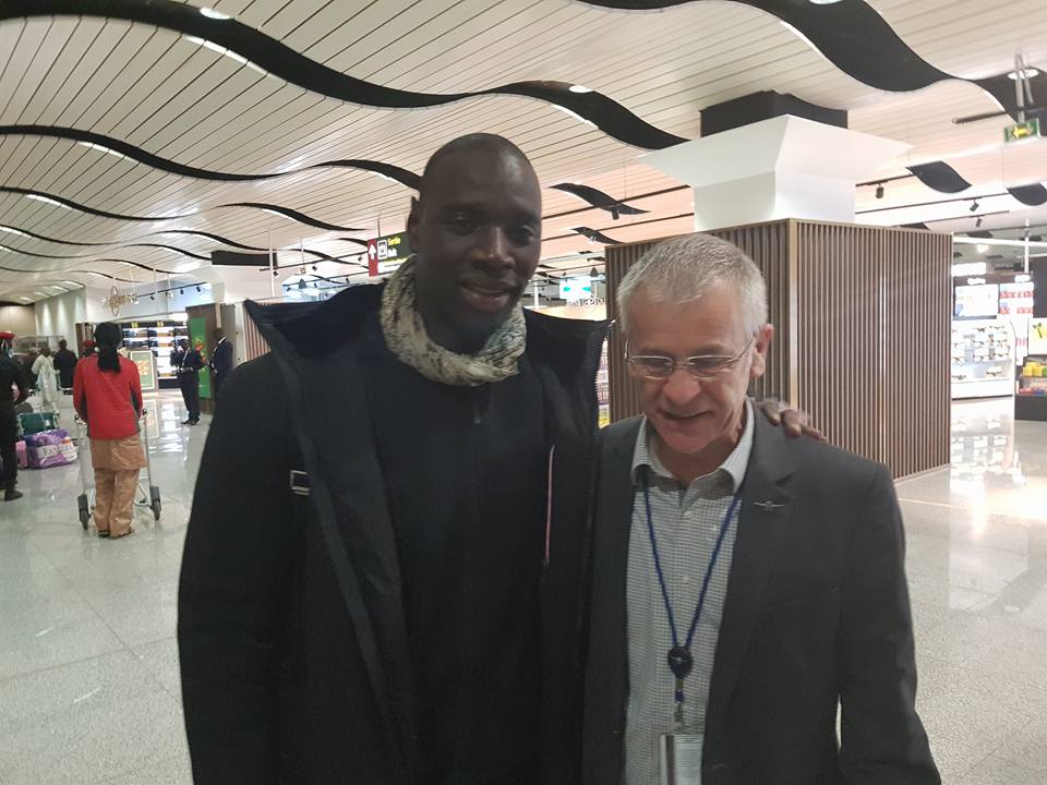 Regardez comment Omar Sy est accueilli à l’aéroport !… Tout ce que vous n’avez pas vu en Images