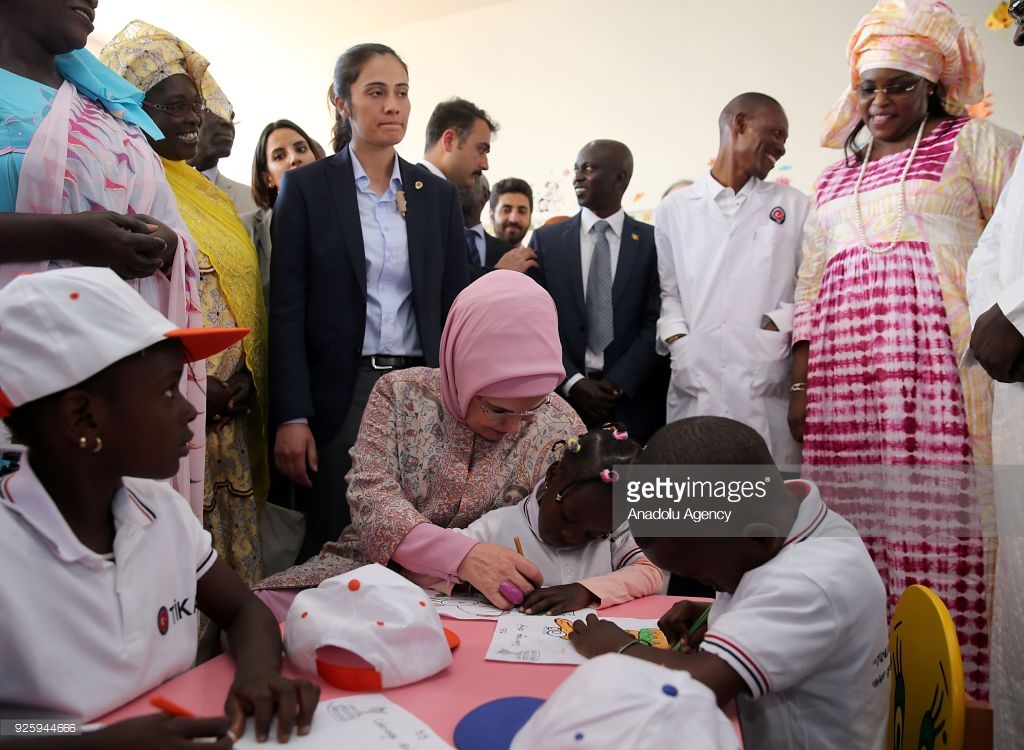 Marième Faye Sall et Emine Erdoğan l’épouse du président de la République de Turquie dans les …