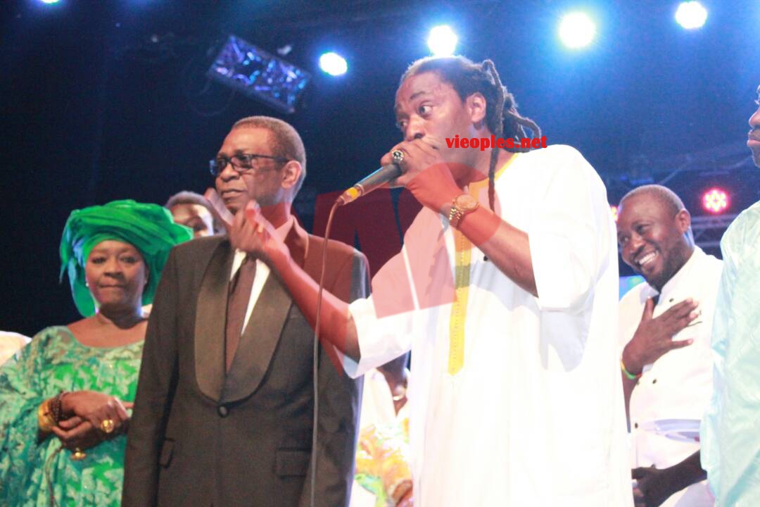 Youssou Ndour guest star à l'anniversaire de Mame Goor Diazaka, l'artiste ne manche pas ses mots tu es le meilleur.