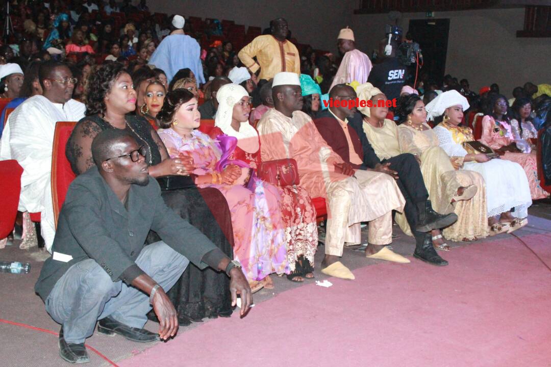 Fatima et Fatou Thiam, les deux dames de coeur del'artiste Mame Goor au premier rang à Sorano pour assister leur mari.