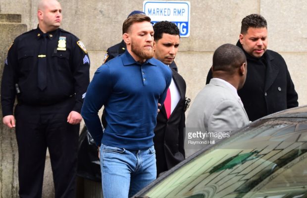 » Tout le monde est sous le choc » LE célèbre boxeur Conor McGregor inculpé à New York pour …