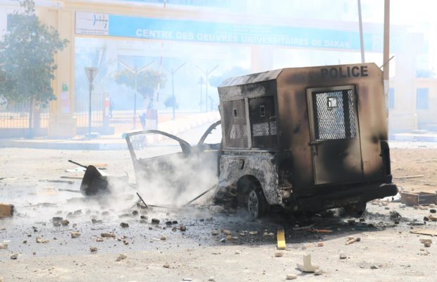 Affrontements entre policiers et étudiants sur l’avenue Cheikh Anta Diop de Dakar.…Tout ce que vous n’avez pas vu en Images