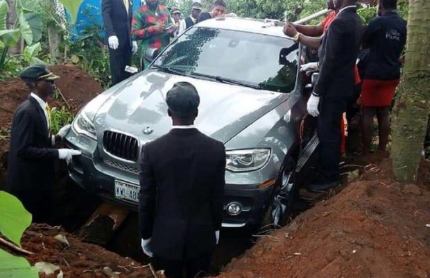 Un homme enterre son père avec une nouvelle BMW (photo)