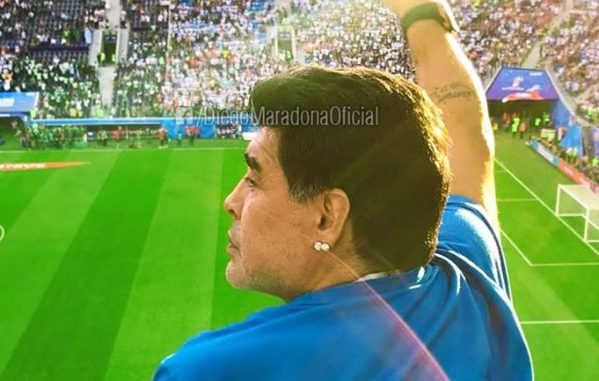 Maradona dément : «J’ai beaucoup de respect pour les Africains et mon doigt d’honneur n’est nullement destiné à l’équipe Nigériane»