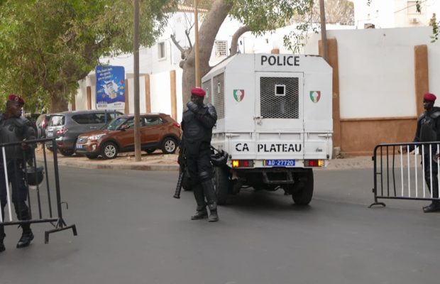 GRAND BANDITISME A THIAROYE: La police «pilonne» le gang du caïd «Dabakh» composé de sa petite-amie, Fatou voleuse de..