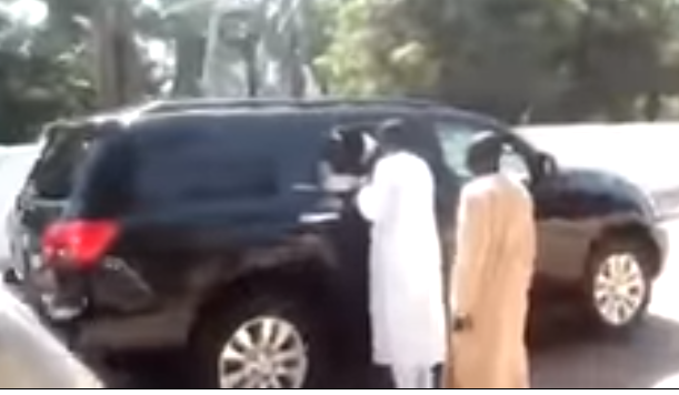 Un homme stoppe le cortège voitures du président Macky Sall pour…