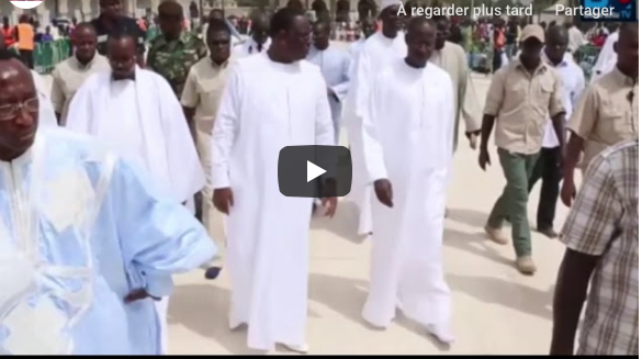 Touba: Le Président Macky Sall a bel et bien enlevé ses chaussures à la Grande mosquée