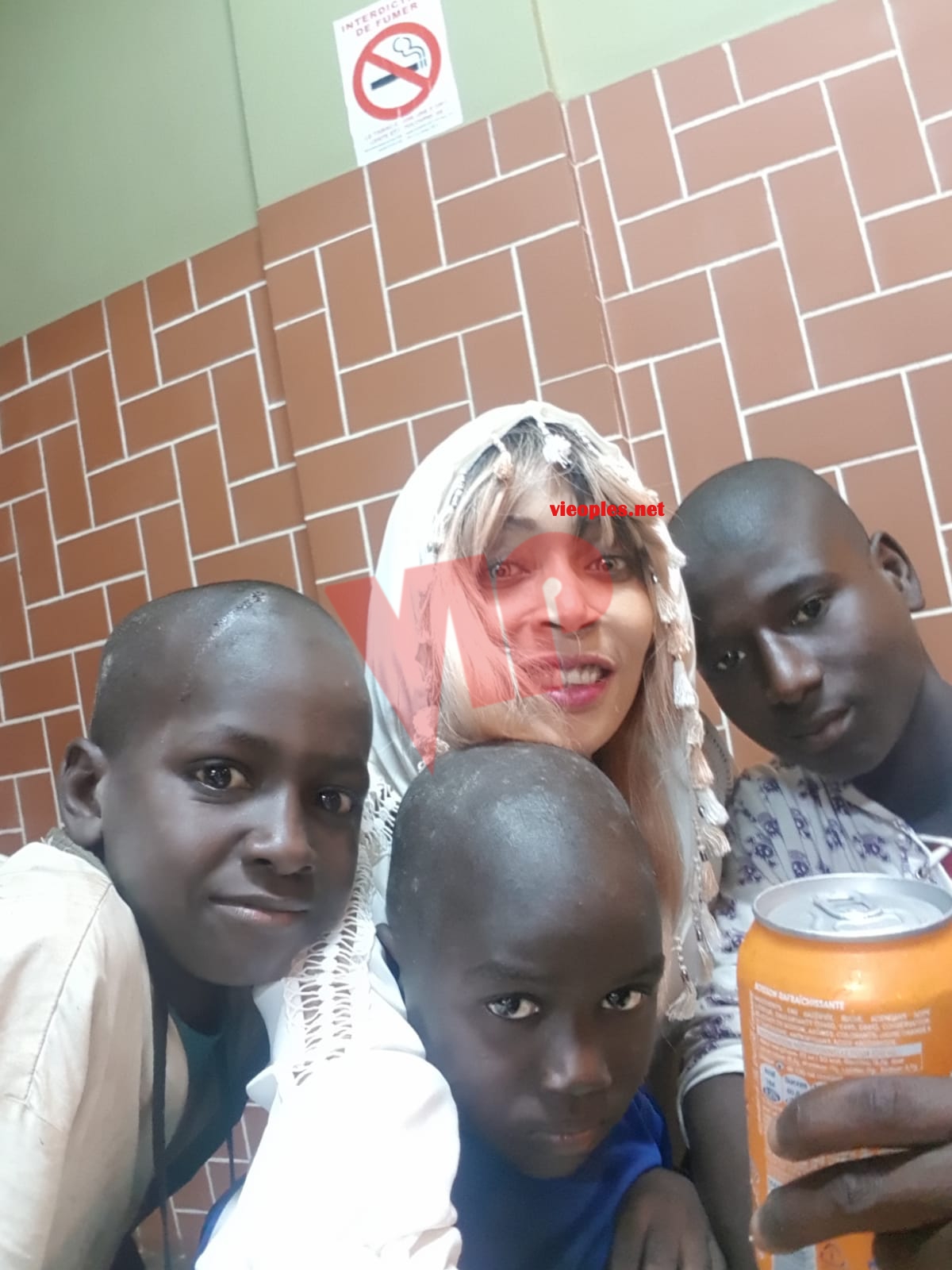 OEUVRES SOCIAUX: L'artiste ISIS ISIS de la Fondation Marie Rose Sagna au chevet des enfants de la rue.