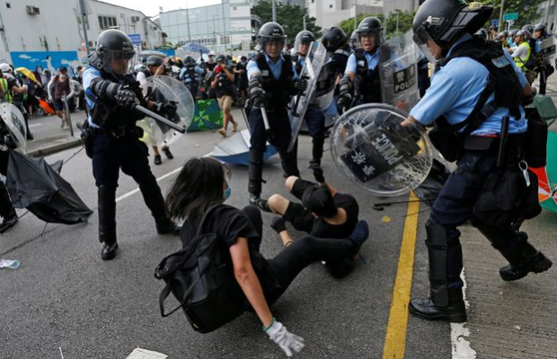 Intervention musclée de la police au parlement de Hong Kong