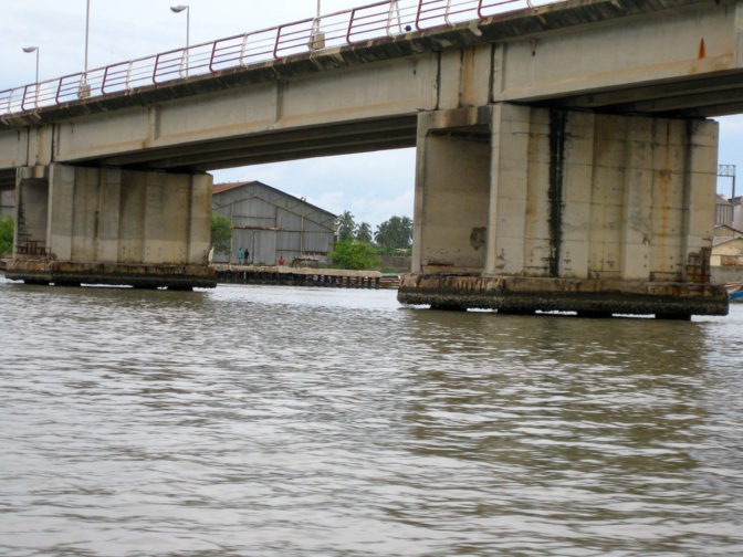 Urgent - Ziguinchor: un camion tombe du pont Emile Badiane, un corps repêché, une personne sauvée, deux portées disparus