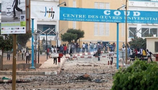 Tension à l’Ucad: les étudiants orientés dans le privé bloquent l’avenue Cheikh Anta Diop pendant 2 heures