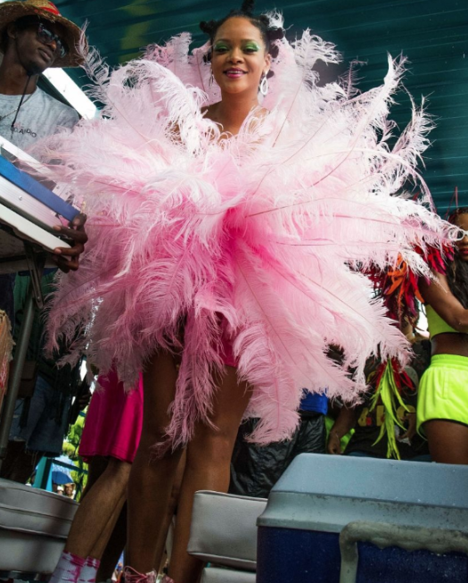 Rihanna impressionnante dans sa robe rose flashy à plumes…