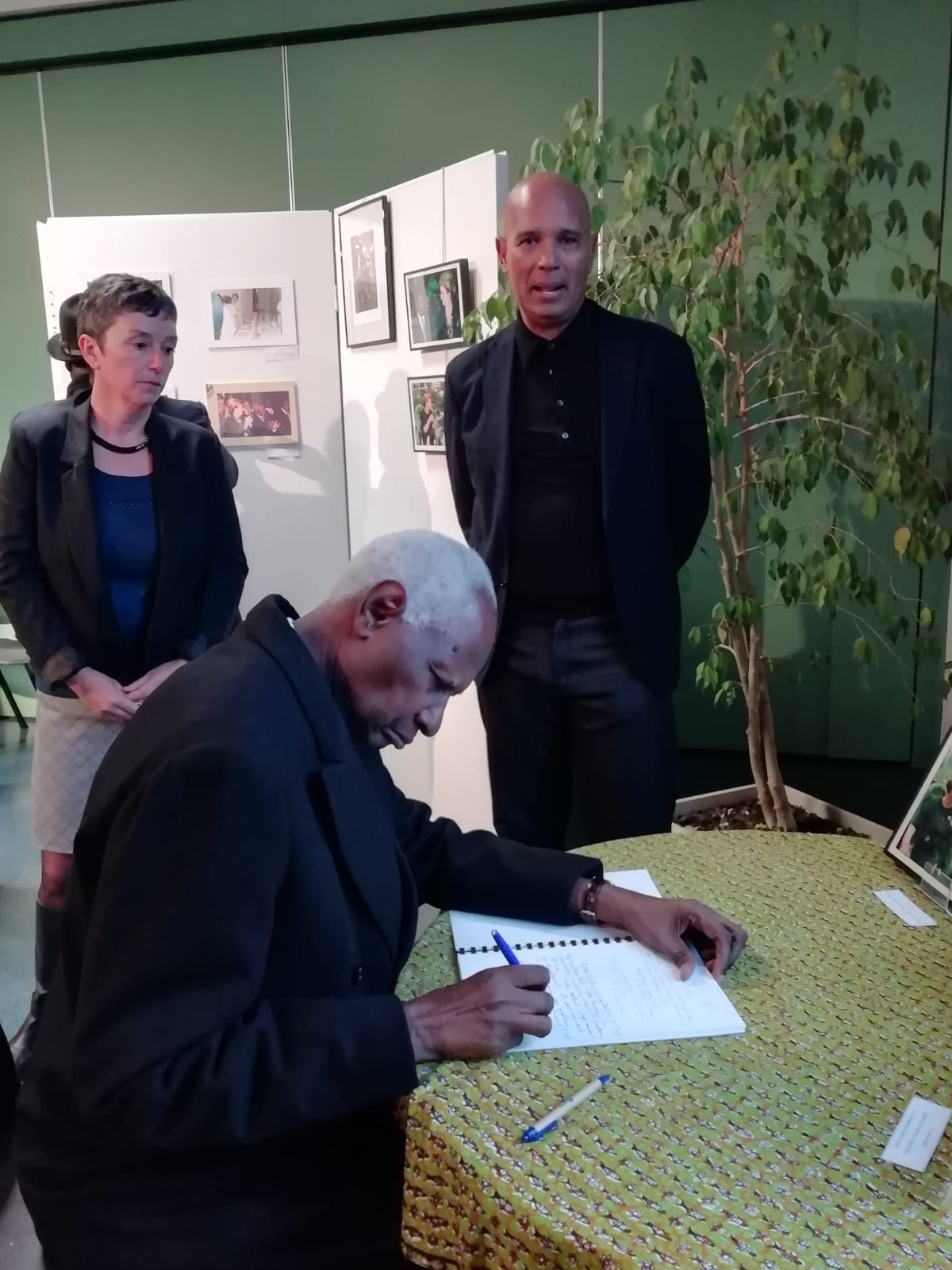 L’ancien Président Abdou Diouf et Mme Elisabeth Diouf à la messe donnée pour Mme Colette Hubert Senghor à Verson par sa famille française.