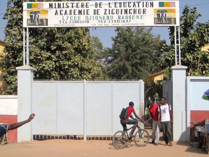 Redéploiement d’un professeur dans un CEM: les professeurs du lycée Dignabo décrètent une grève et menacent l’IA