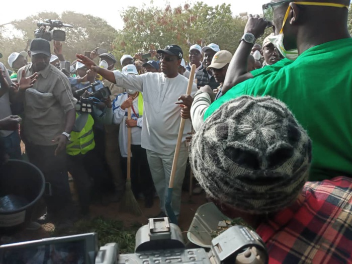 IMAGES-Cleaning day : Macky Sall donne l’exemple en participant au "set setal" de son quartier