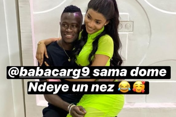 Voici Babacar Gueye l’attaquant sénégalais en toute complicité avec son épouse Racky Aidara