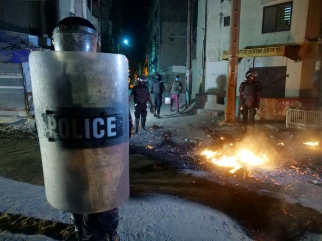 Lynché par une foule en furie : un policier détale oubliant son coupe-coupe et sa casquette