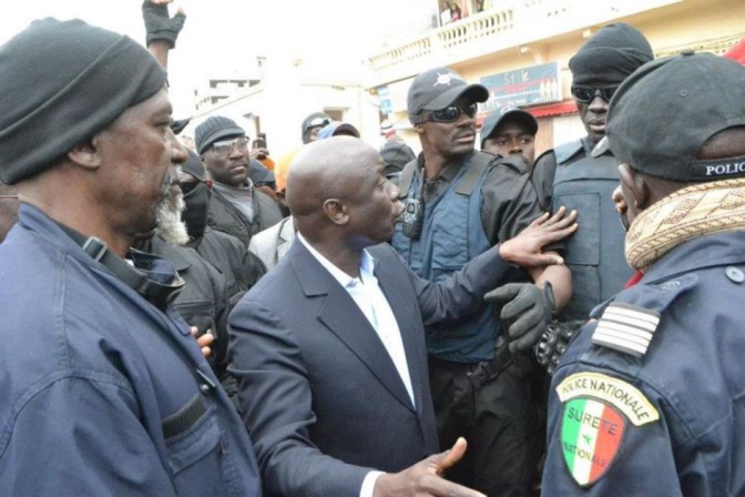 Point E - Policiers et gendarmes "se bagarrent pour garder Idy"