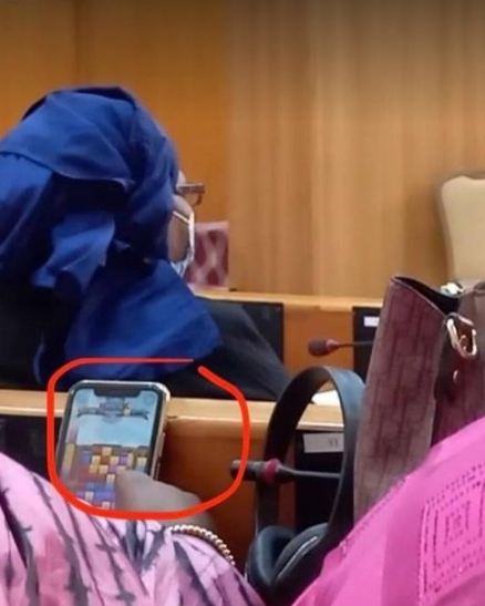 Kawtef : Un député joue à un jeu sur son portable lors de la levée de l’immunité de Sonko