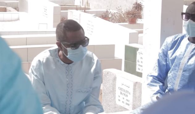 Les Tristes Images De Youssou Ndour Et Pape Diouf Se Recueillant Sur La Tombe De Papa Thione