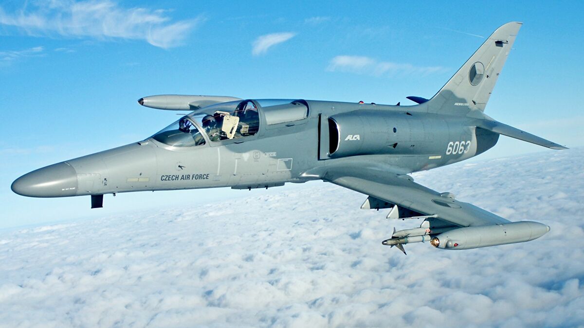 La verrière du cockpit perdue par un avion militaire tchèque tombe dans un champ