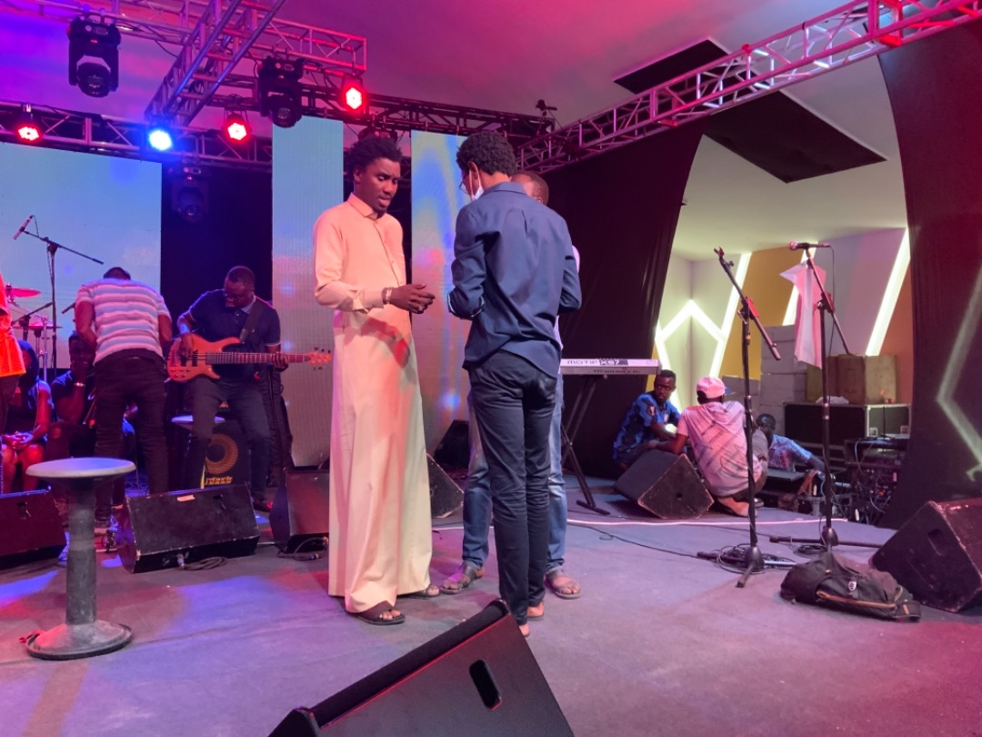 Waly Seck en mode Sound check pour la plus prestigieuse soirée de distinctions de l'Afrique de l'Ouest les Cauris d'or Edition 2021.