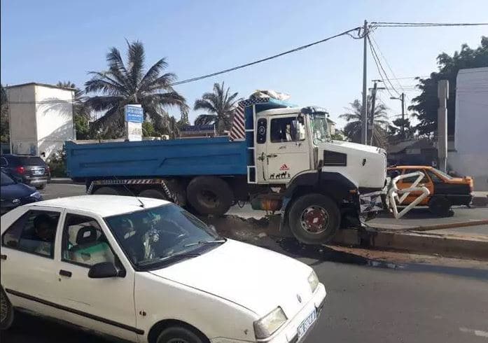 Poste de Thiaroye: Collision entre un camion et un Peugeot, un bouchon infernal s'en suit