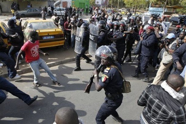 Urgent : Les choses dégénèrent après l’arrestation de Barth, bagarre entre militants et policiers (vidéo)