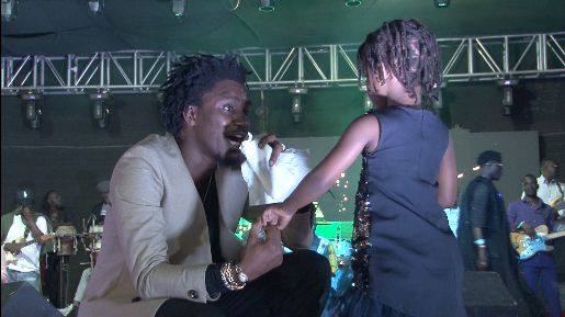 Regardez encore ce geste de Waly SECK avec cette petite fille en Gambie