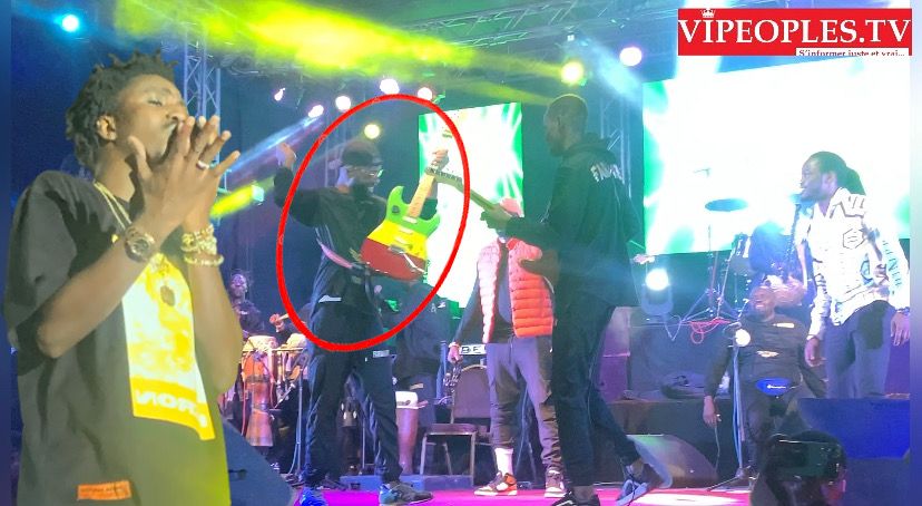 Urgent Gambie : Waly vs Pape Diouf les guitaristes de Waly Seck changent de guitare et expl0se la…