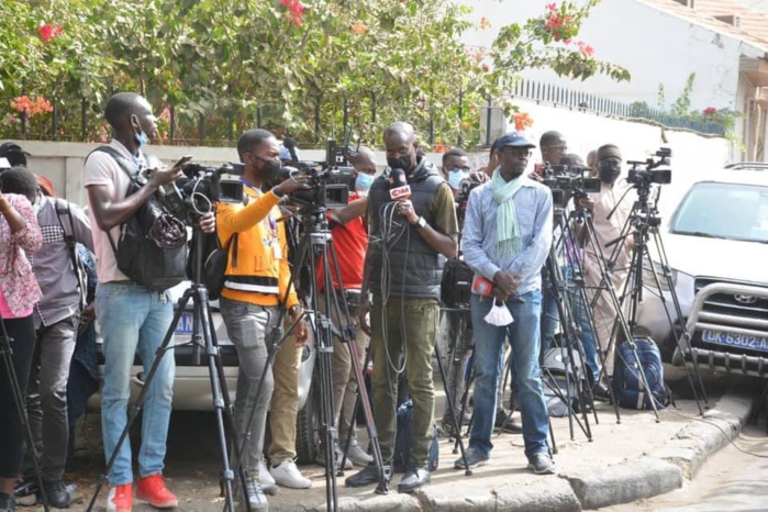 Urgent/Ouakam : Jets de lacrymogènes au Centre de vote Mamadou Diagne, un caméraman de Mourchid TV arrêté