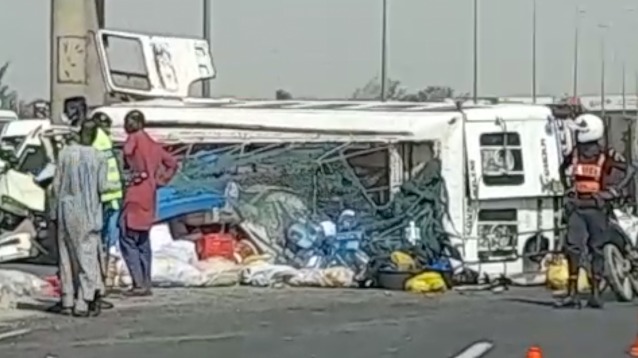 GRAVE @ccid£nt sur l'autoroute à peage entre Patte d'oie et Camberene un ndiaga ndiaye se renverse..