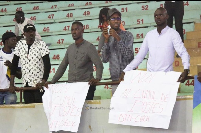 Stade Marius Ndiaye/ Basket: Des manifestants dénoncent le cumul de fonction et l’absence du Roi dans la sélection de l’équipe nationale