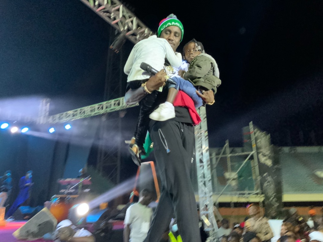 Wally B. Seck régale les enfants de la Gambie avec un show ambiance spectaculaire ce dimanche